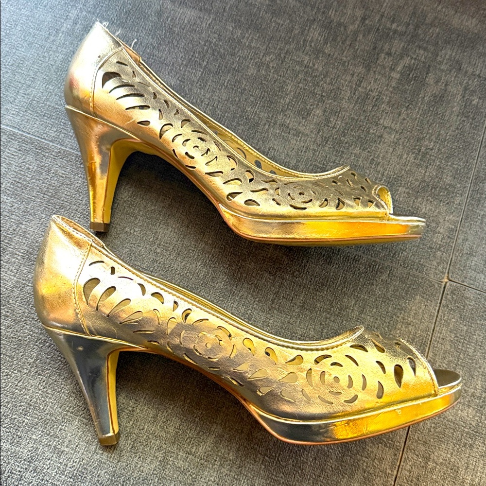 Bandolino Metallic Gold Cutout Heels- 9.5